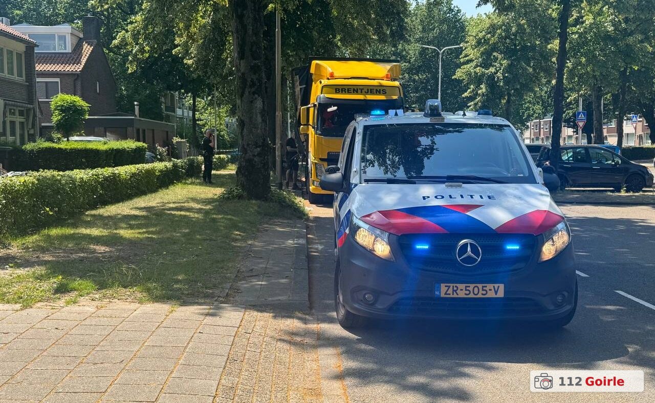 Vrachtwagen verliest lading stenen op Wandelboslaan en Postelse Hoeflaan in Tilburg – foto 112 Goirle