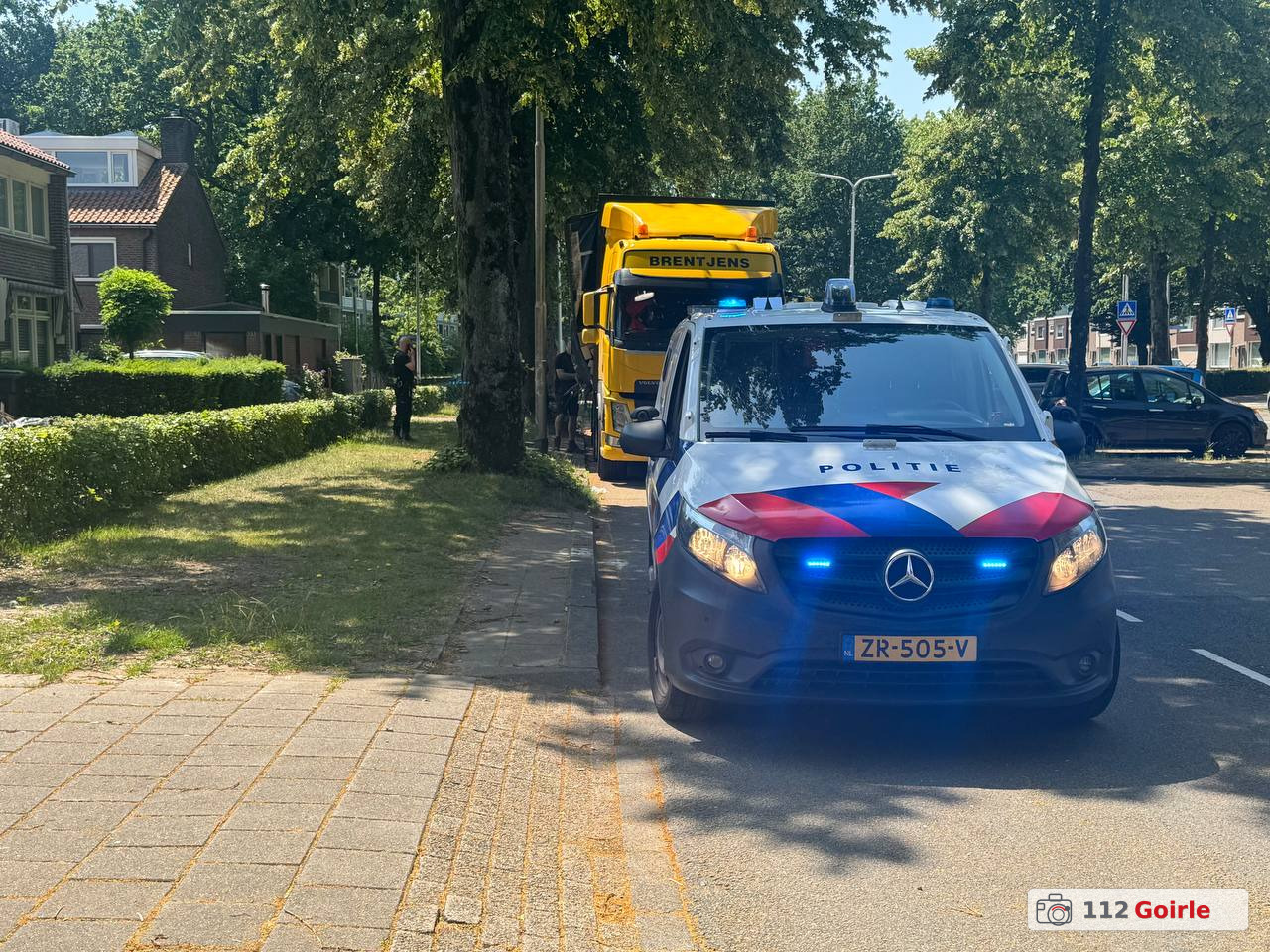 Vrachtwagen verliest lading stenen op Wandelboslaan en Postelse Hoeflaan in Tilburg