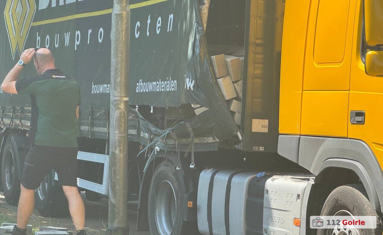 Vrachtwagen verliest lading stenen op Wandelboslaan en Postelse Hoeflaan in Tilburg – foto 112 Goirle