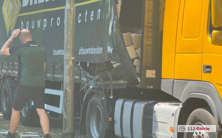 Vrachtwagen verliest lading stenen op Wandelboslaan en Postelse Hoeflaan in Tilburg – foto 112 Goirle