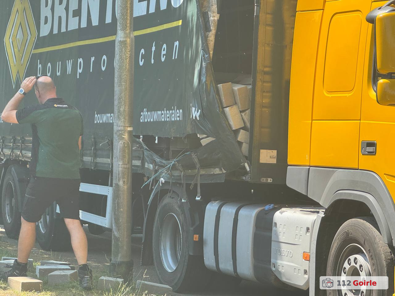Vrachtwagen verliest lading stenen op Wandelboslaan en Postelse Hoeflaan in Tilburg – foto 112 Goirle