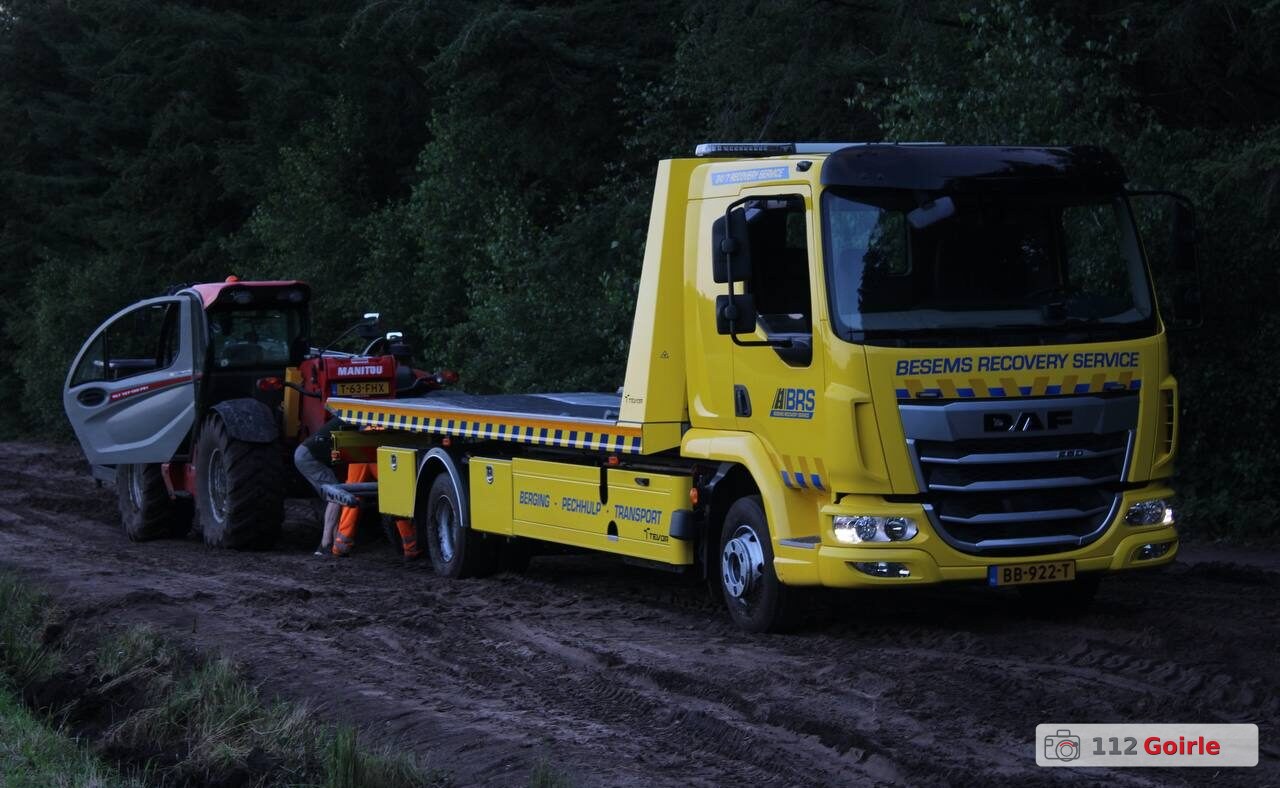 Politieauto en berger rijden zich vast op zandweg aan Beeksedijk in Goirle – foto 112 Goirle