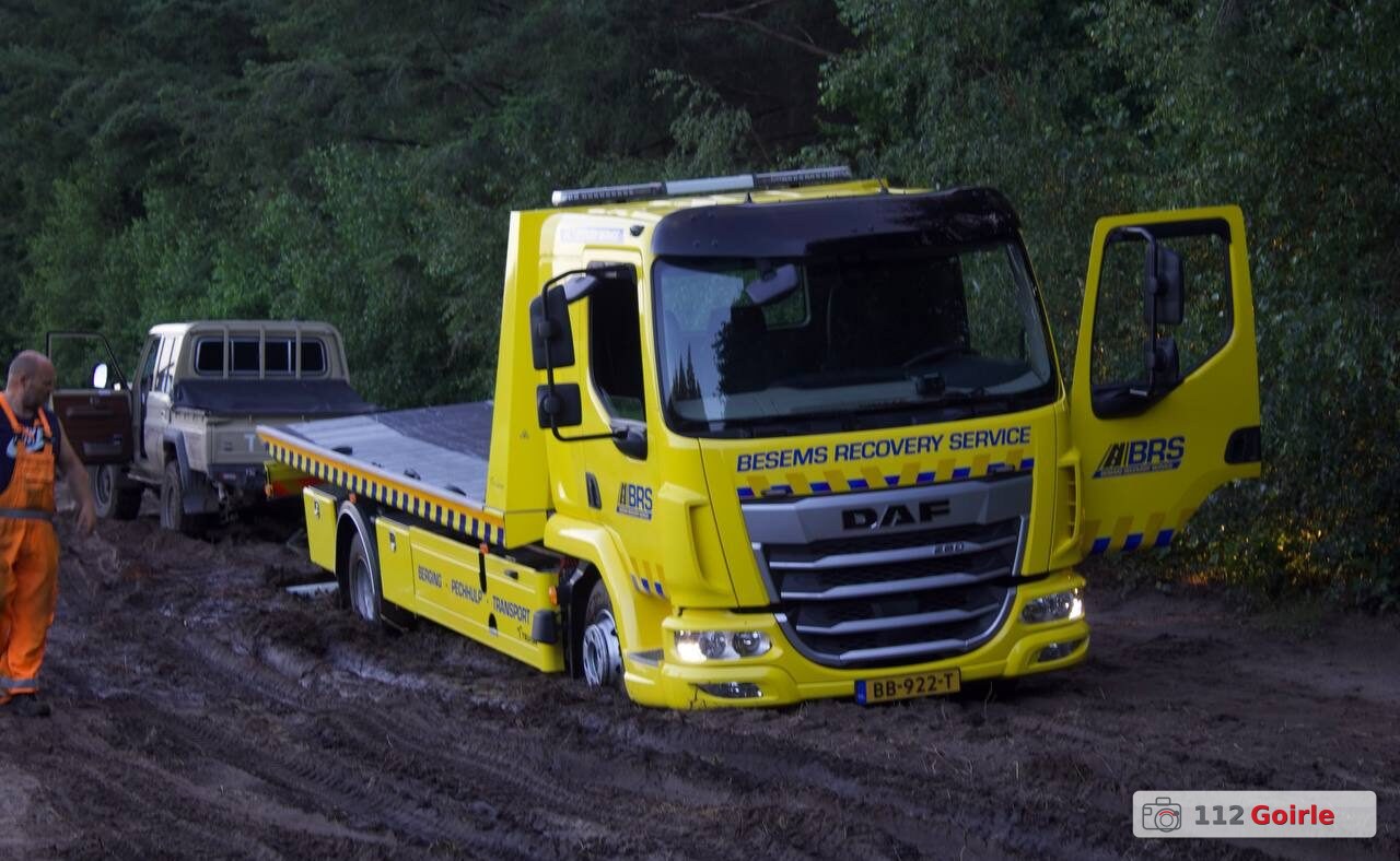 Politieauto en berger rijden zich vast op zandweg aan Beeksedijk in Goirle – foto 112 Goirle