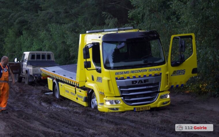 Politieauto en berger rijden zich vast op zandweg aan Beeksedijk in Goirle – foto 112 Goirle