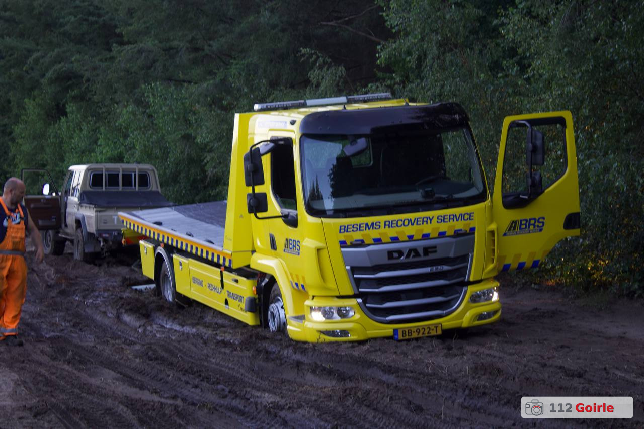 Politieauto en berger rijden zich vast op zandweg aan Beeksedijk in Goirle – foto 112 Goirle