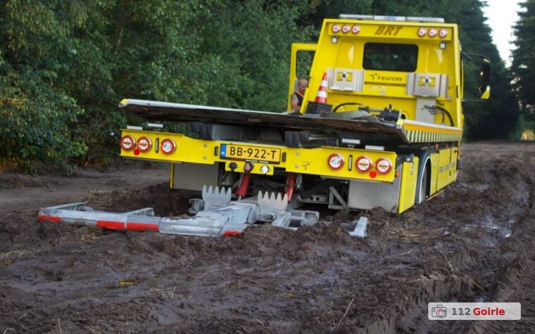 Politieauto en berger rijden zich vast op zandweg aan Beeksedijk in Goirle – foto 112 Goirle