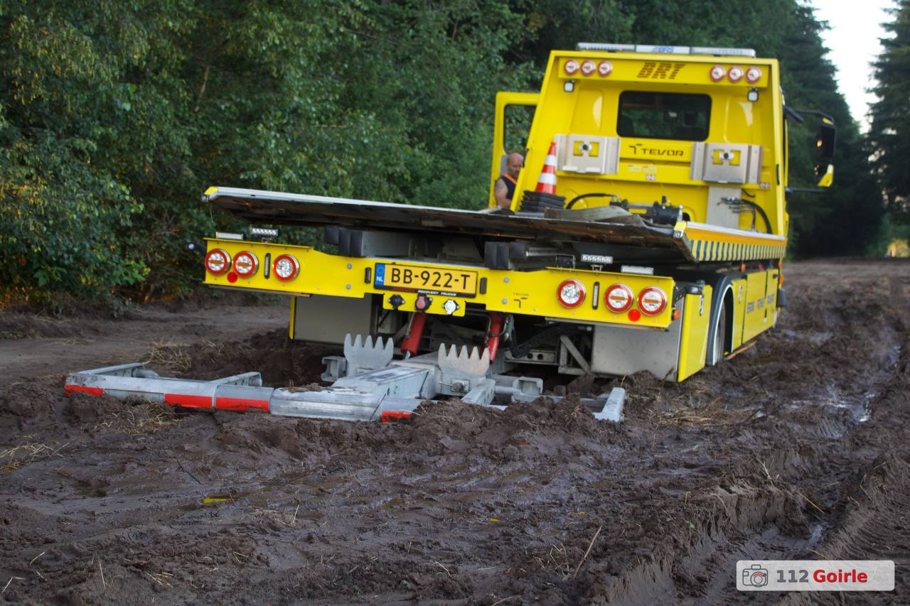Politieauto en berger rijden zich vast op zandweg aan Beeksedijk in Goirle – foto 112 Goirle