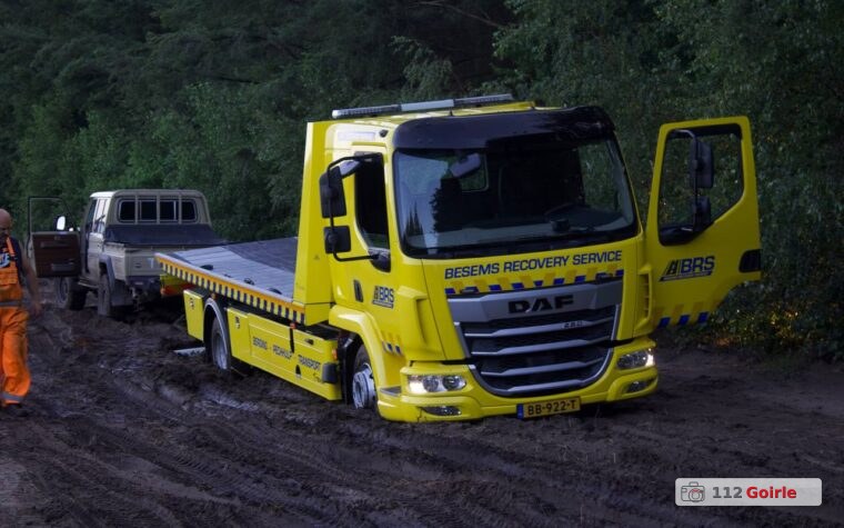 Politieauto en berger rijden zich vast op zandweg aan Beeksedijk in Goirle – foto 112 Goirle
