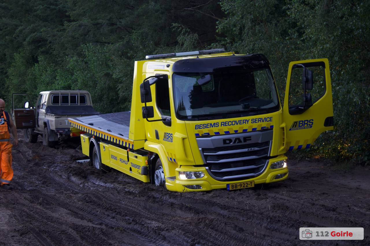 Politieauto en berger rijden zich vast op zandweg aan Beeksedijk in Goirle – foto 112 Goirle