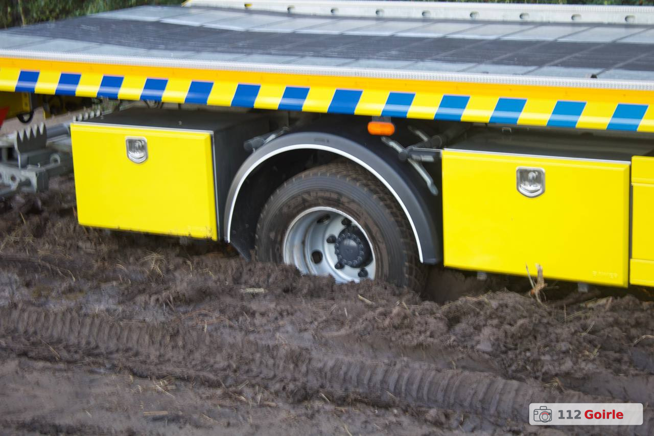 Politieauto en berger rijden zich vast op zandweg aan Beeksedijk in Goirle – foto 112 Goirle