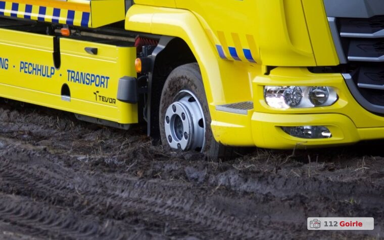 Politieauto en berger rijden zich vast op zandweg aan Beeksedijk in Goirle – foto 112 Goirle
