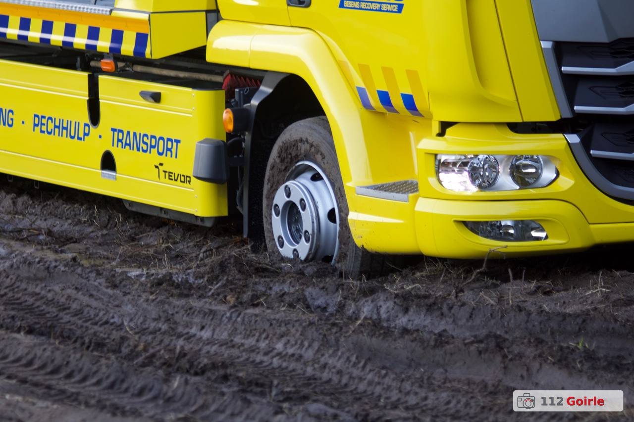 Politieauto en berger rijden zich vast op zandweg aan Beeksedijk in Goirle – foto 112 Goirle