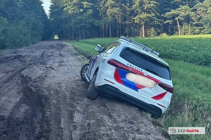 Politieauto en berger rijden zich vast op zandweg aan Beeksedijk in Goirle – foto 112 Goirle