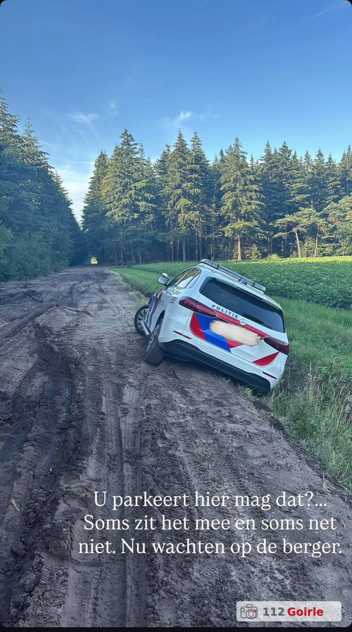Politieauto en berger rijden zich vast op zandweg aan Beeksedijk in Goirle – foto 112 Goirle