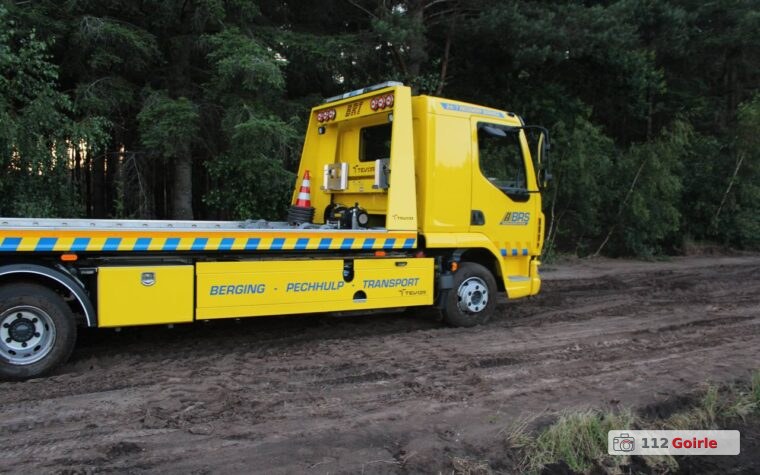 Politieauto en berger rijden zich vast op zandweg aan Beeksedijk in Goirle – foto 112 Goirle