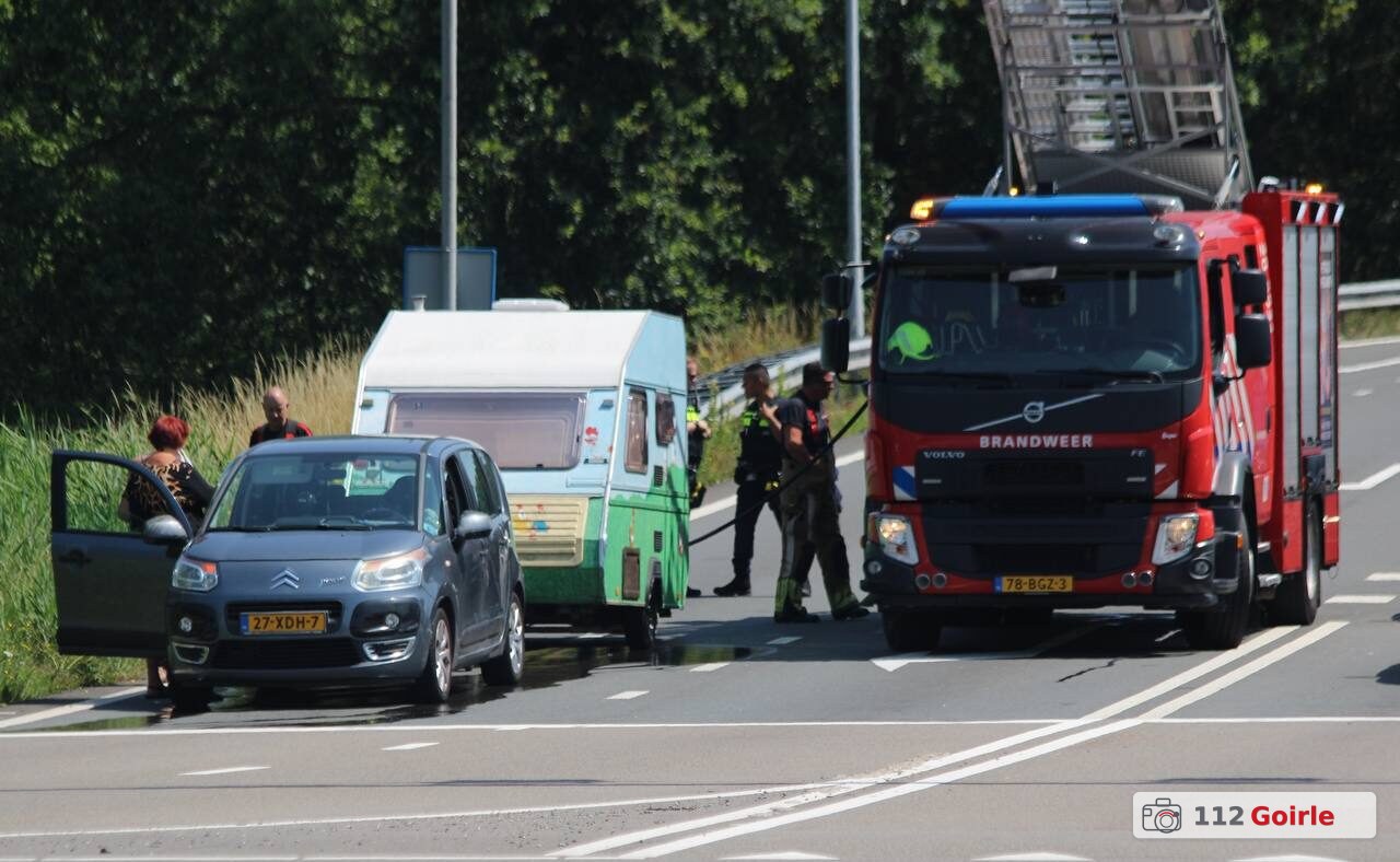 Caravan vat vlam op afrit A58 bij Kempenbaan in Tilburg – foto 112 Goirle