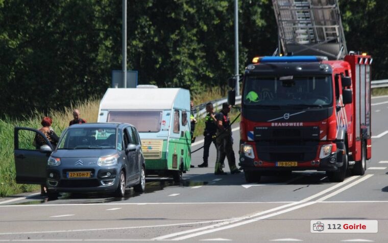 Caravan vat vlam op afrit A58 bij Kempenbaan in Tilburg