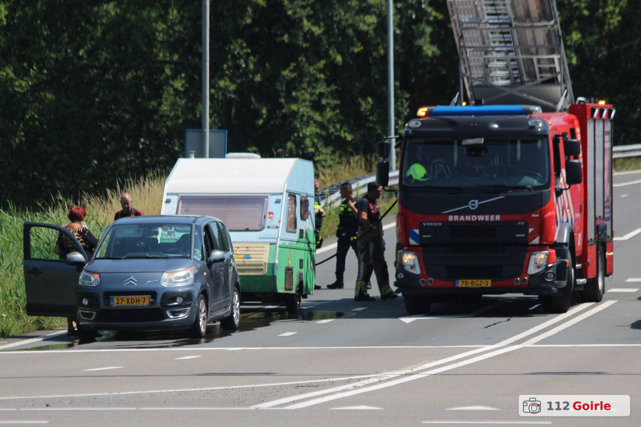 Caravan vat vlam op afrit A58 bij Kempenbaan in Tilburg – foto 112 Goirle