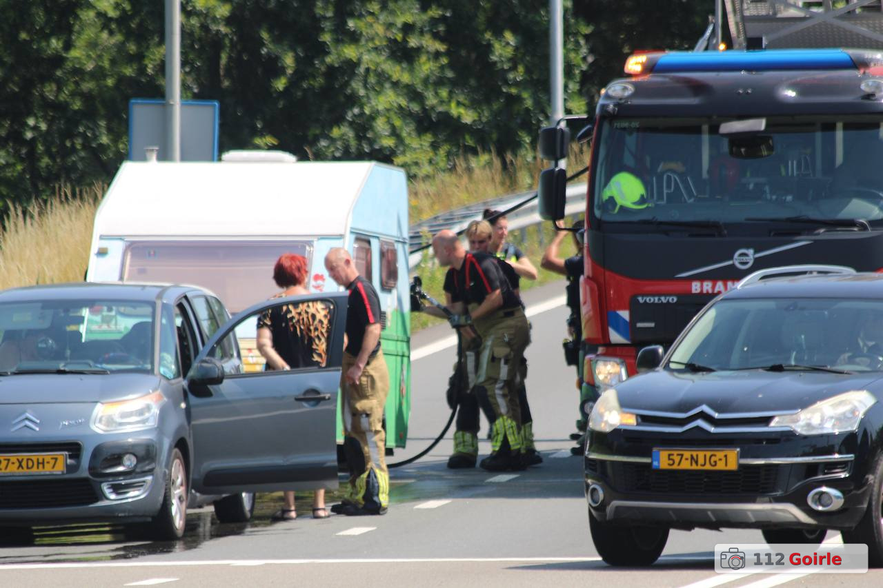 Caravan vat vlam op afrit A58 bij Kempenbaan in Tilburg – foto 112 Goirle