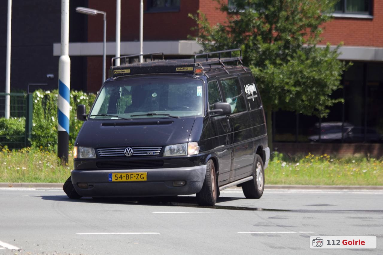 Busje verliest wiel op kruising Ringbaan Oost en Ringbaan Zuid in Tilburg – foto 112 Goirle