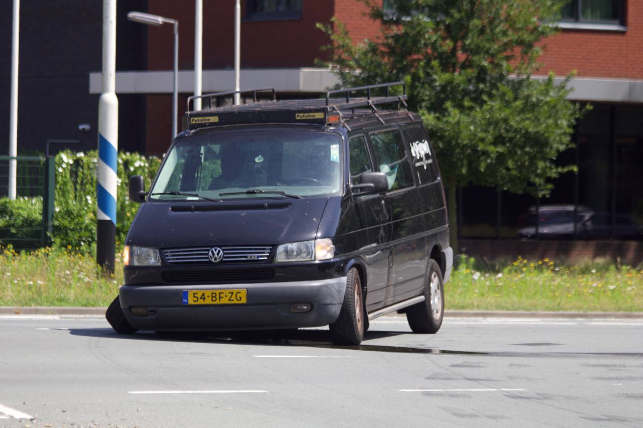 Busje verliest wiel op kruising Ringbaan Oost en Ringbaan Zuid in Tilburg – foto 112 Goirle
