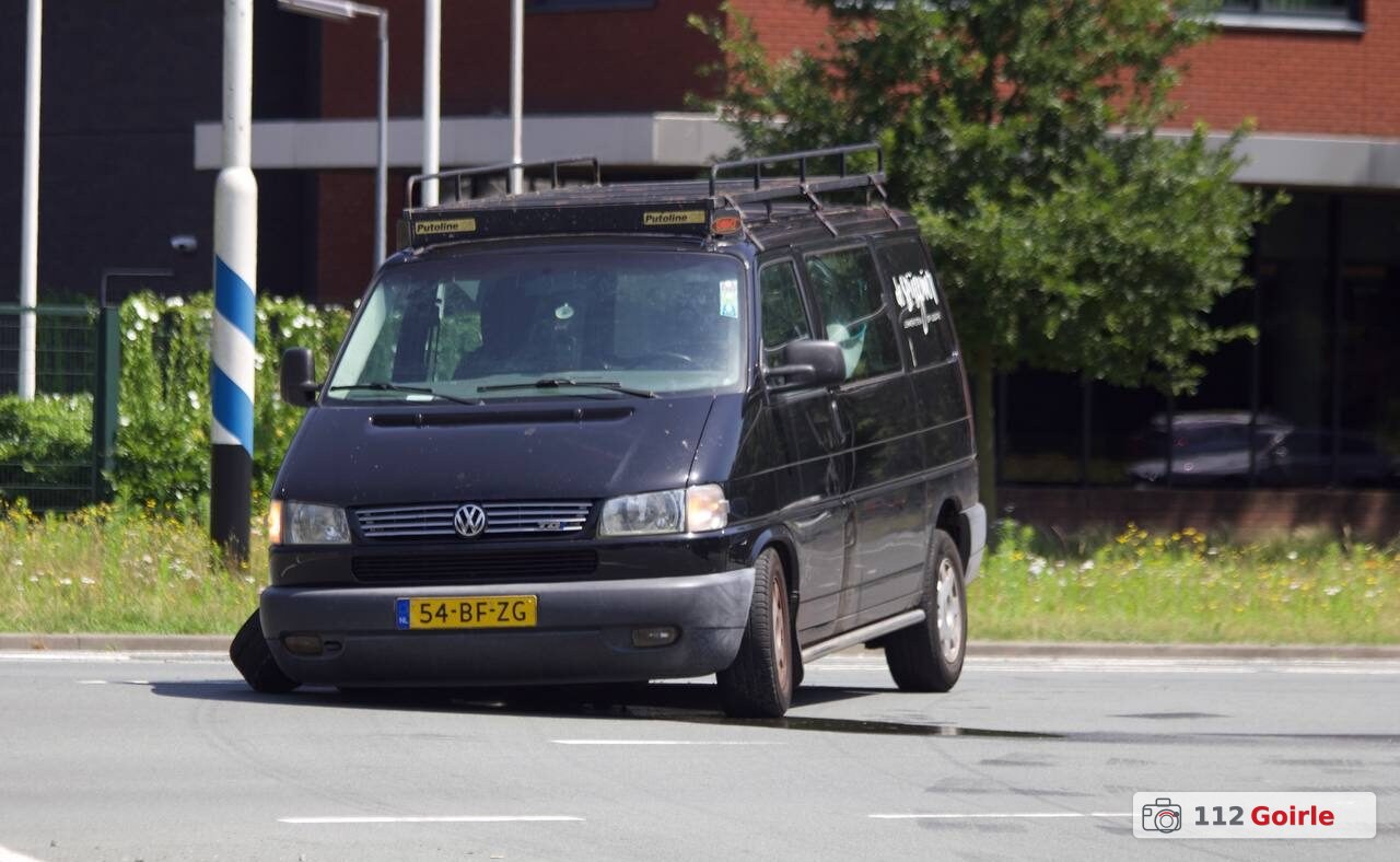 Busje verliest wiel op kruising Ringbaan Oost en Ringbaan Zuid in Tilburg – foto 112 Goirle