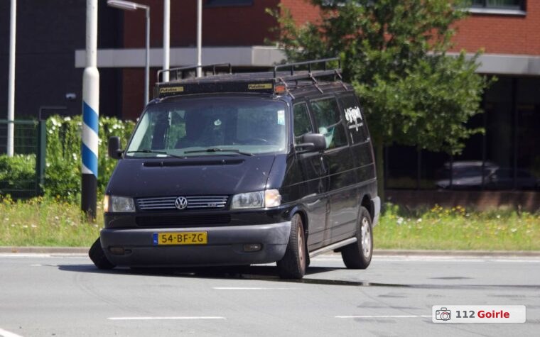 Busje verliest wiel op kruising Ringbaan Oost en Ringbaan Zuid in Tilburg