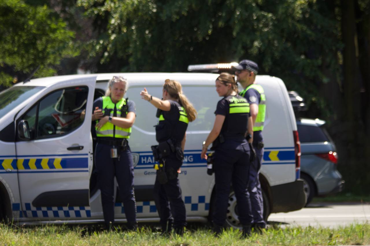 Busje verliest wiel op kruising Ringbaan Oost en Ringbaan Zuid in Tilburg – foto 112 Goirle
