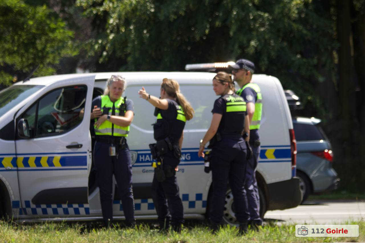 Busje verliest wiel op kruising Ringbaan Oost en Ringbaan Zuid in Tilburg – foto 112 Goirle