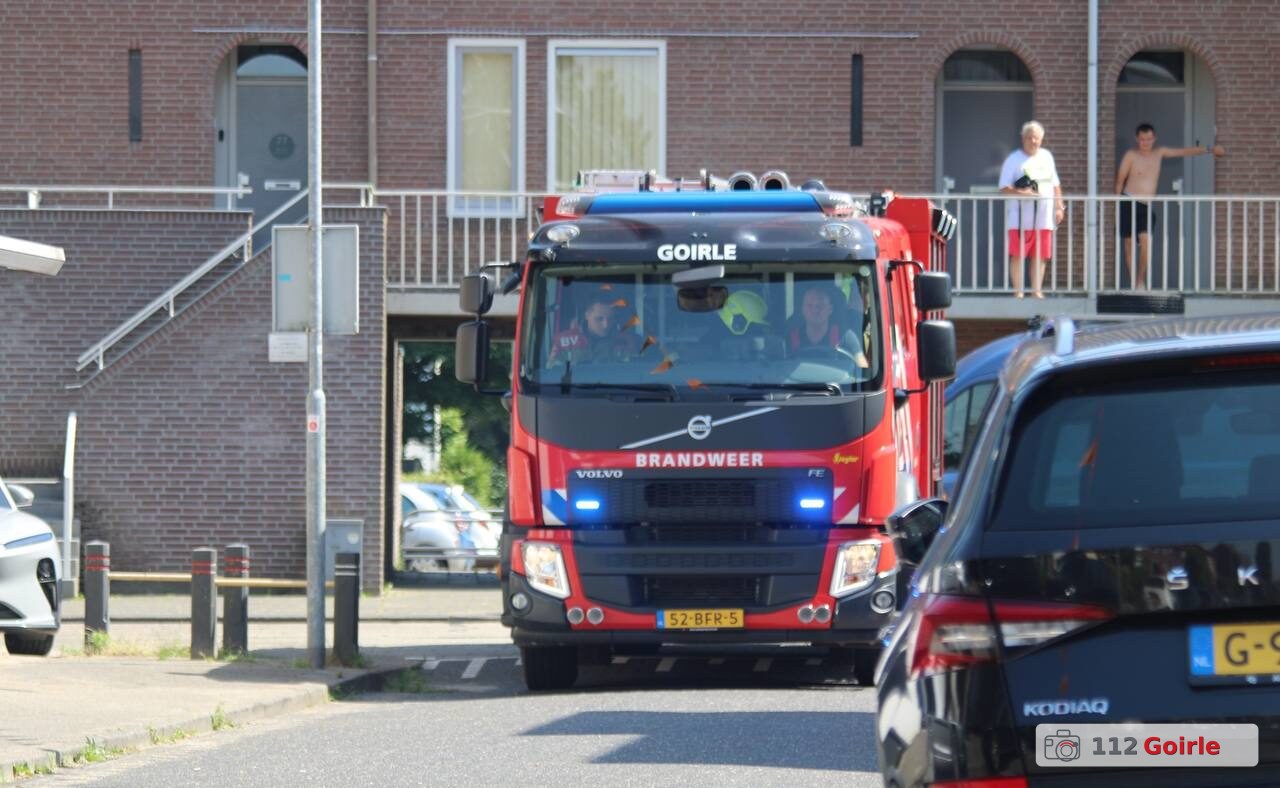 Bewoners blussen beginnende voertuigbrand aan Emmastraat in Goirle – foto 112 Goirle