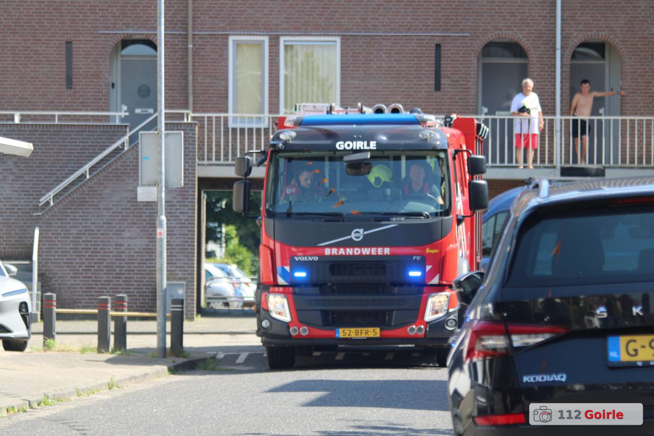 Bewoners blussen beginnende voertuigbrand aan Emmastraat in Goirle – foto 112 Goirle