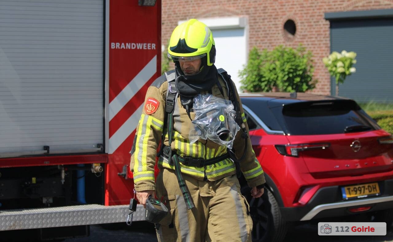 Bewoners blussen beginnende voertuigbrand aan Emmastraat in Goirle – foto 112 Goirle