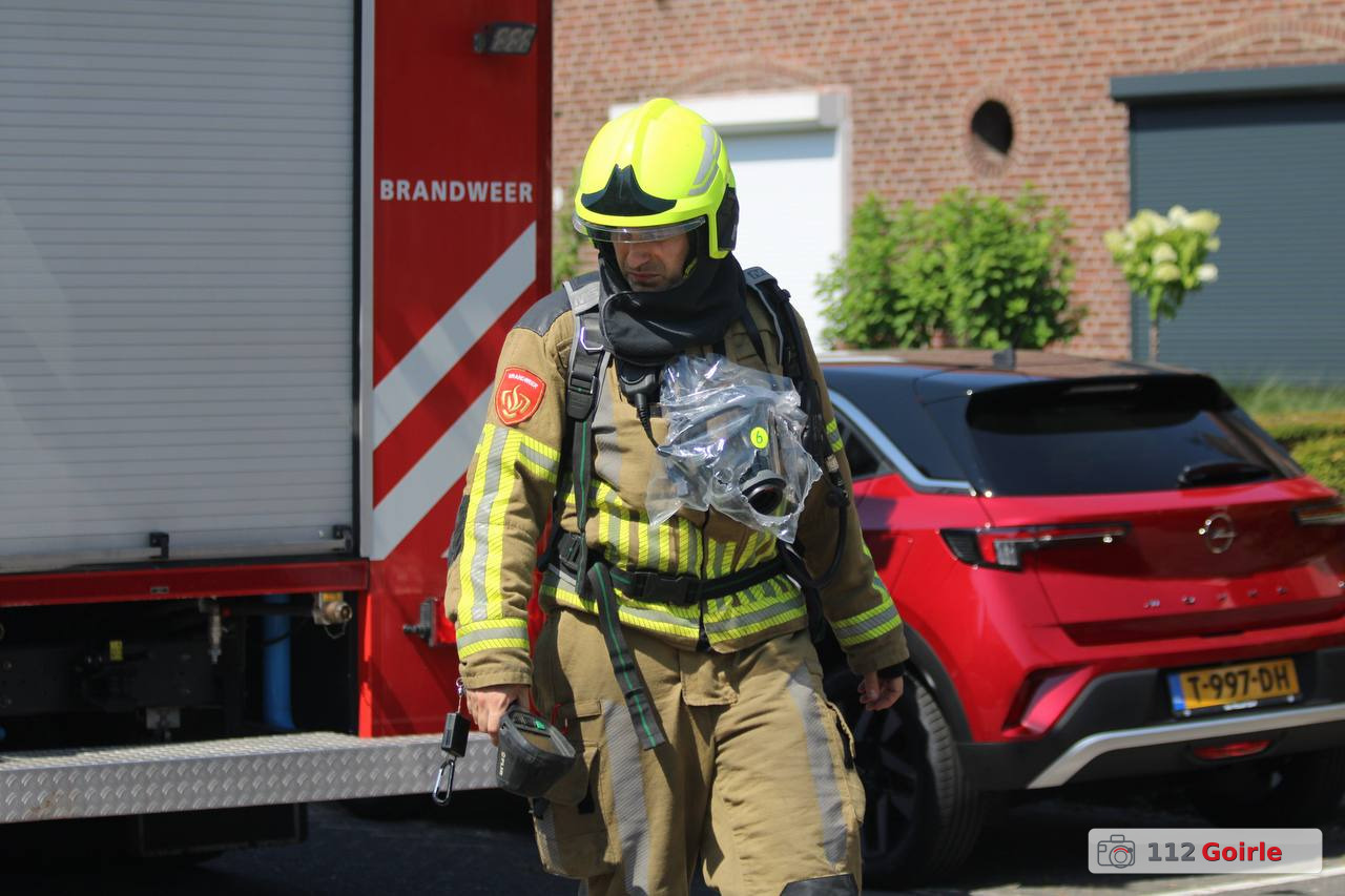 Bewoners blussen beginnende voertuigbrand aan Emmastraat in Goirle – foto 112 Goirle