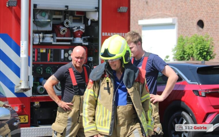 Bewoners blussen beginnende voertuigbrand aan Emmastraat in Goirle – foto 112 Goirle