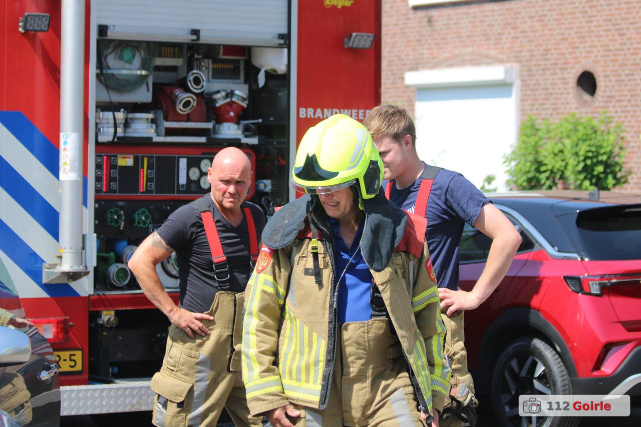 Bewoners blussen beginnende voertuigbrand aan Emmastraat in Goirle – foto 112 Goirle