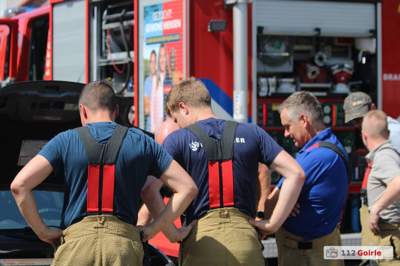 Bewoners blussen beginnende voertuigbrand aan Emmastraat in Goirle – foto 112 Goirle