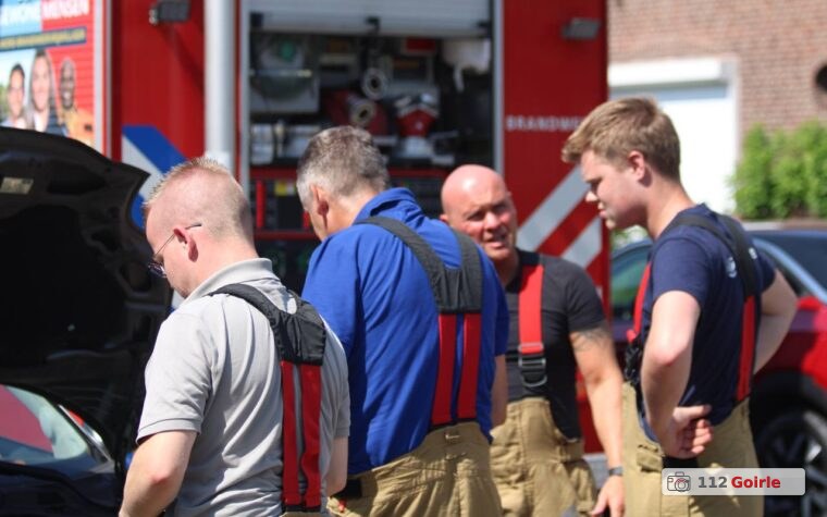 Bewoners blussen beginnende voertuigbrand aan Emmastraat in Goirle – foto 112 Goirle