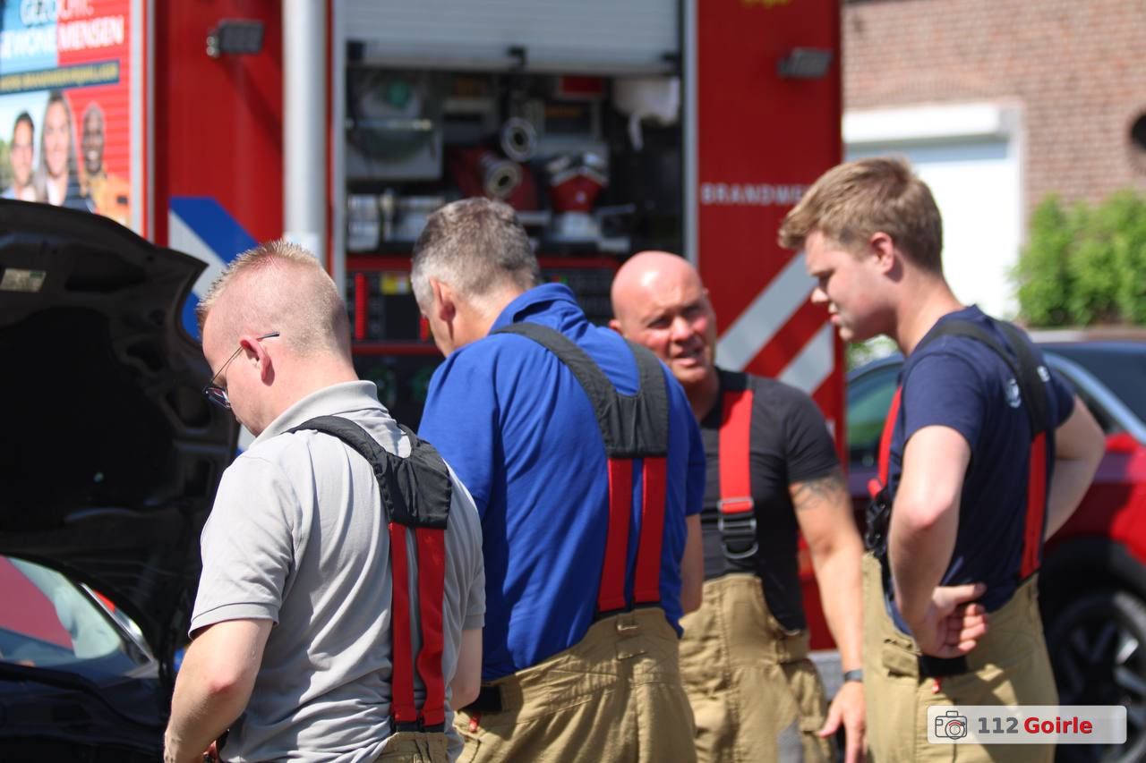 Bewoners blussen beginnende voertuigbrand aan Emmastraat in Goirle – foto 112 Goirle
