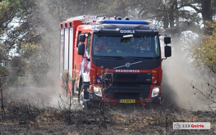 Brandweer voert nacontrole uit na heidebrand aan Tweede Dijk in Goirle