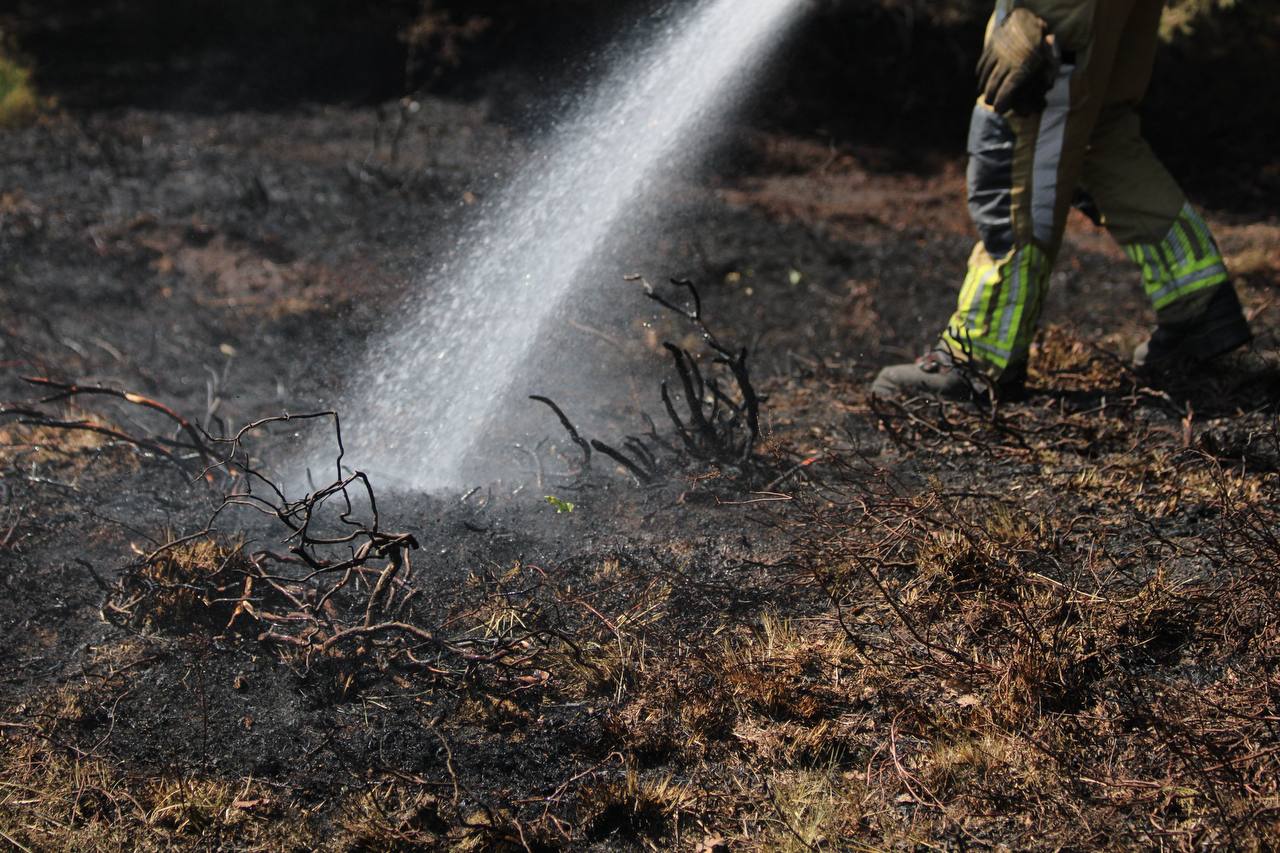 Brandweer voert nacontrole uit na heidebrand aan Tweede Dijk in Goirle – foto 112 Goirle