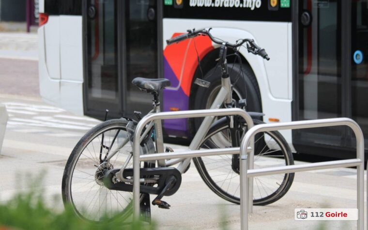 Fietser ernstig gewond na aanrijding met vuilniswagen bij winkelcentrum Koningsschild in Goirle – foto 112 Goirle