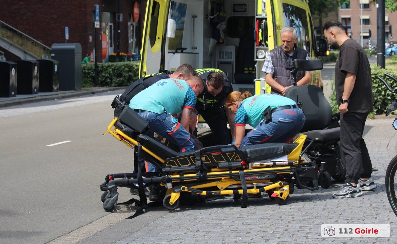 Oudere man in elektrische rolstoel gewond bij aanrijding op Burgemeester Brokxlaan in Tilburg – foto 112 Goirle
