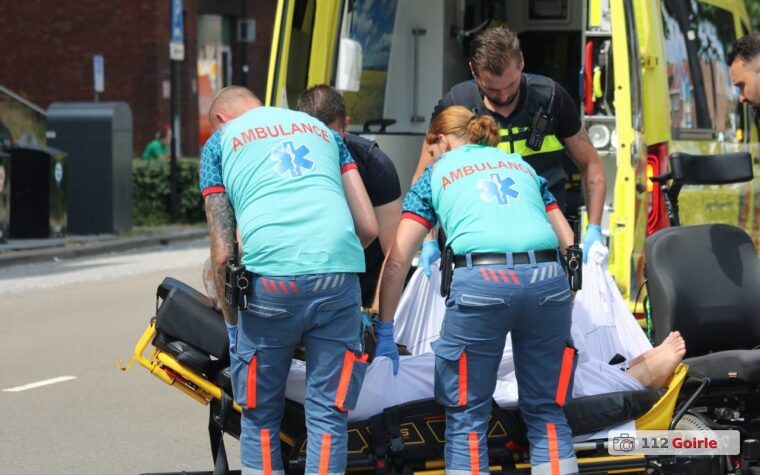Oudere man in elektrische rolstoel gewond bij aanrijding op Burgemeester Brokxlaan in Tilburg – foto 112 Goirle