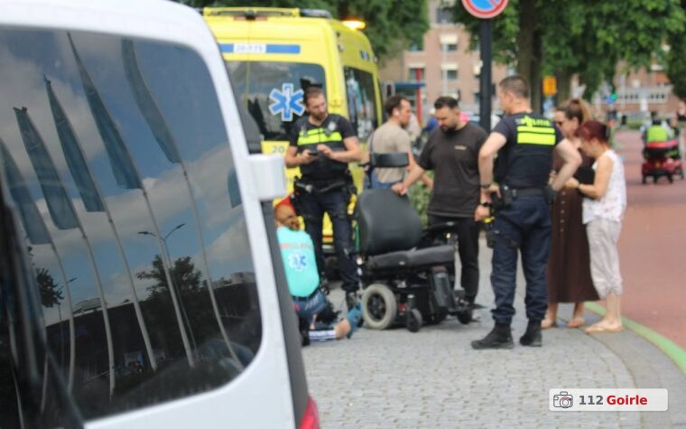 Oudere man in elektrische rolstoel gewond bij aanrijding op Burgemeester Brokxlaan in Tilburg – foto 112 Goirle