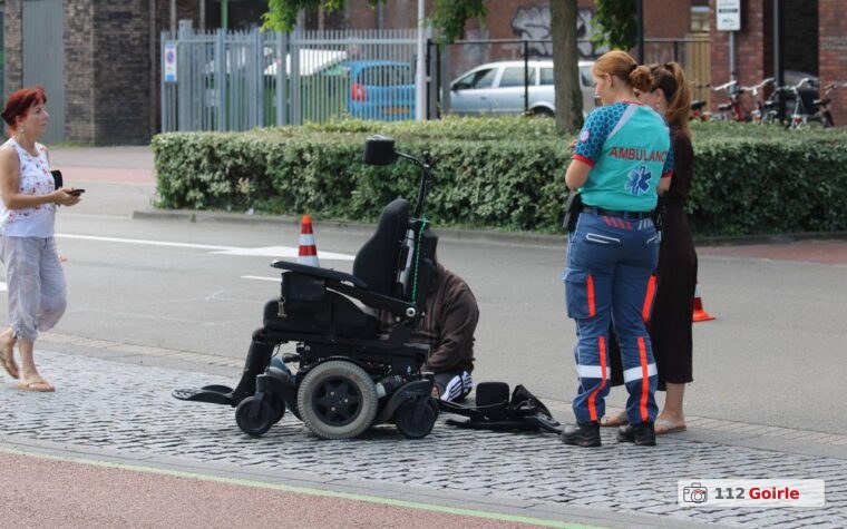 Oudere man in elektrische rolstoel gewond bij aanrijding op Burgemeester Brokxlaan in Tilburg – foto 112 Goirle