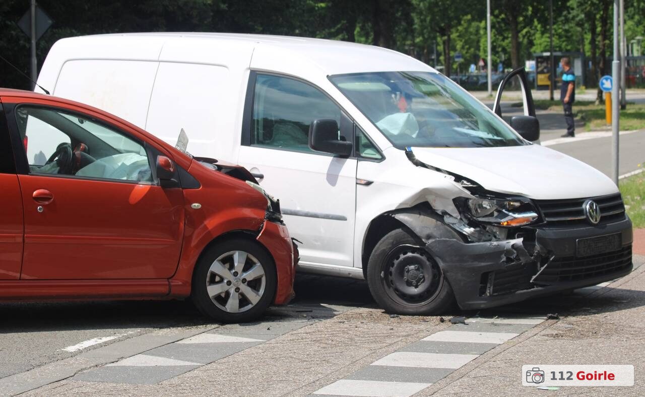 Twee auto’s total loss na ongeval op Hilvarenbeekseweg in Tilburg – foto 112 Goirle