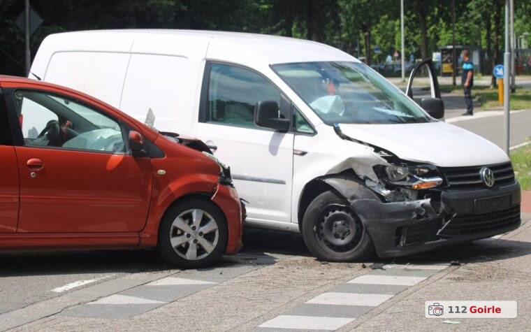 Twee auto’s total loss na ongeval op Hilvarenbeekseweg in Tilburg
