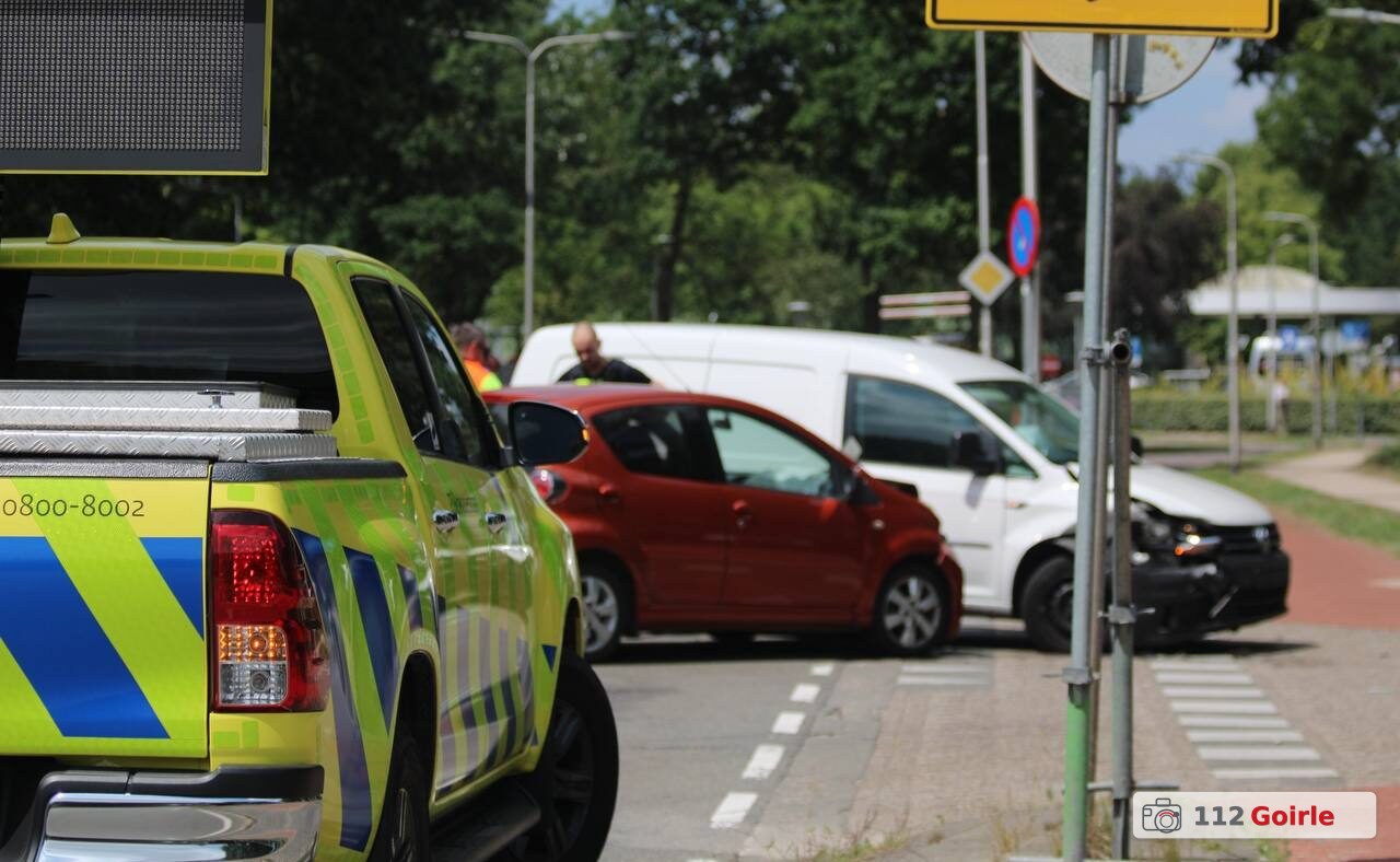 Twee auto’s total loss na ongeval op Hilvarenbeekseweg in Tilburg – foto 112 Goirle