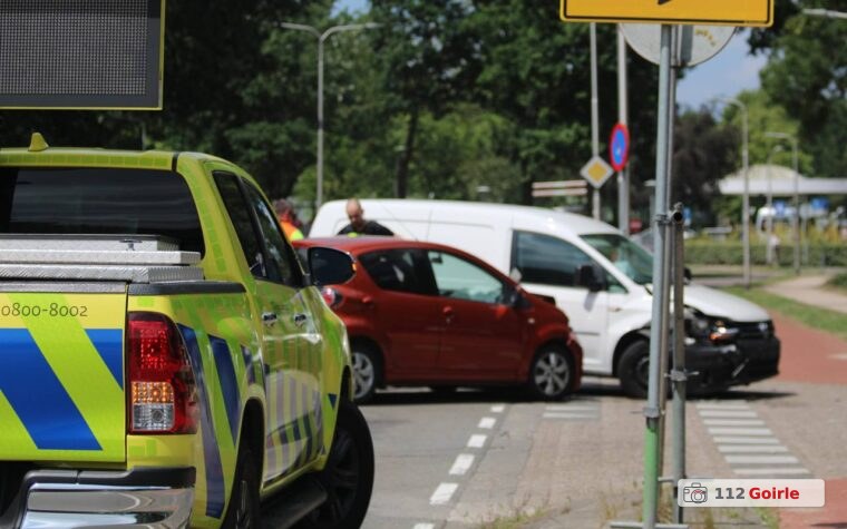 Twee auto’s total loss na ongeval op Hilvarenbeekseweg in Tilburg – foto 112 Goirle