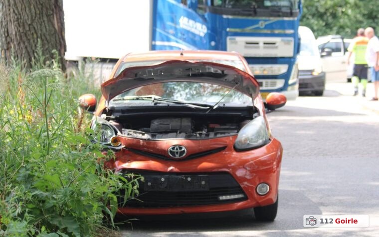 Twee auto’s total loss na ongeval op Hilvarenbeekseweg in Tilburg – foto 112 Goirle
